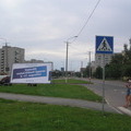 Reklaamtreiler Narvas, kahe sõidurea vahel